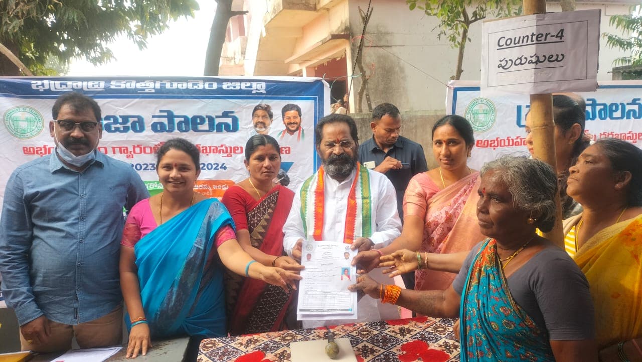 ప్రజాపాలన గ్రామసభలో దరఖాస్తు స్వీకరిస్తున్న ఇల్లందు ఎమ్మెల్యే కోరం కనకయ్య