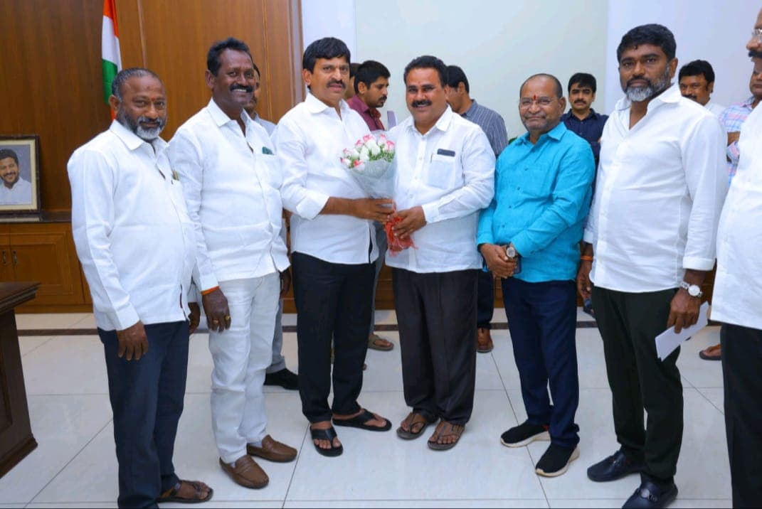 మంత్రి పొంగులేటిని కలిసిన మున్సిపల్ వైస్ చైర్మన్ జానీపాషా