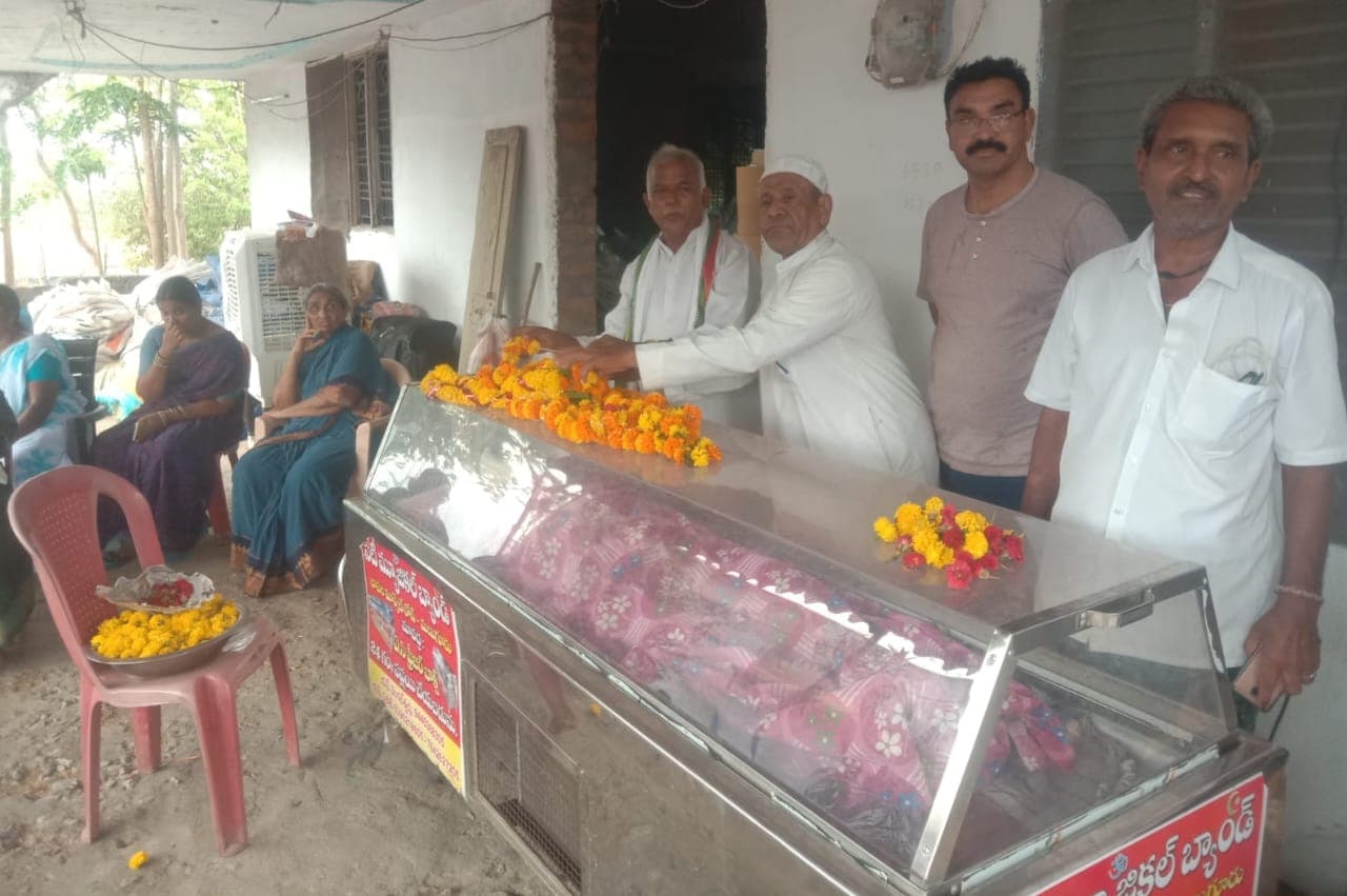పార్థివ దేహానికి నివాళులు అర్పించిన మండల కాంగ్రెస్ పార్టీ అధ్యక్షులు