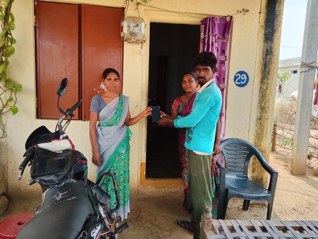 మానవత్వం చాటుకున్న అజ్మీరా సుమన్