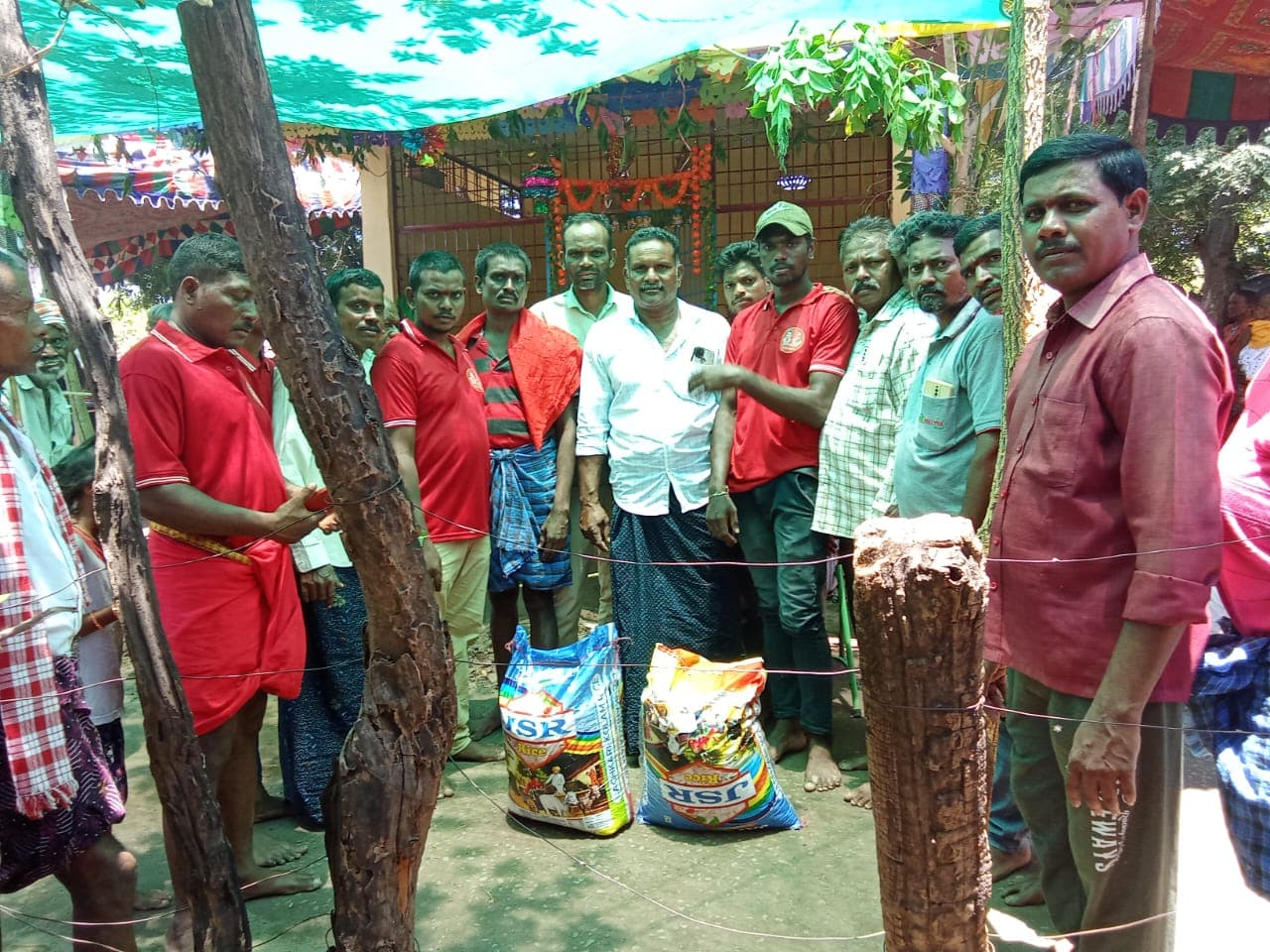 లక్ష్మిదేవర బోనాల ఉత్సవాలకు బియ్యం, ఆర్థిక సహాయం అందించిన కాంగ్రెస్ పార్టీ శ్రేణులు