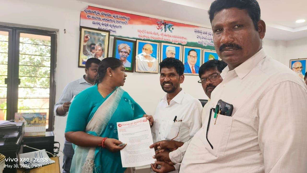 ప్రజా సమస్యలపై మంత్రి సీతక్కకు సిపిఐ (ఎంఎల్) న్యూడెమోక్రసీ ఆధ్వర్యంలో వినతిపత్రం