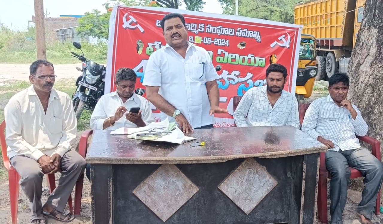 కార్మికులకు 26 వేల కనీస వేతనం చెల్లించండి