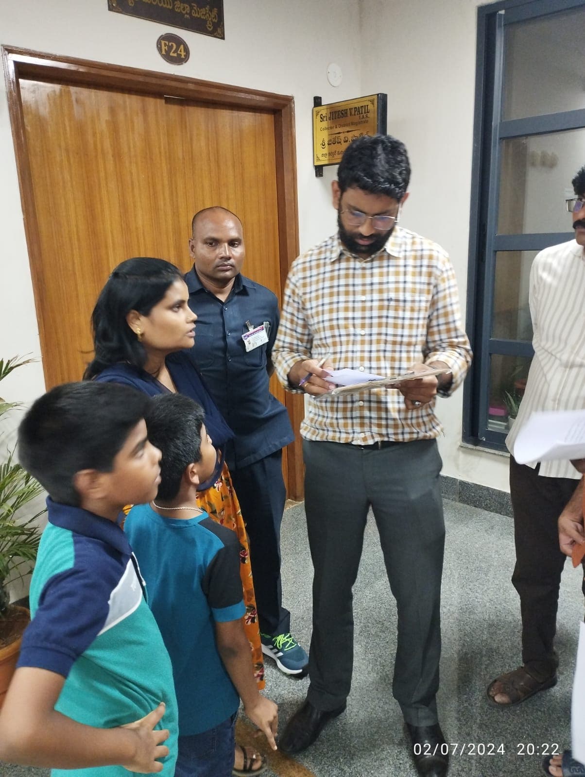 పాఠశాల ఫీజు చెల్లించని విద్యార్థులను నిర్భంధించిన యాజమాన్యం