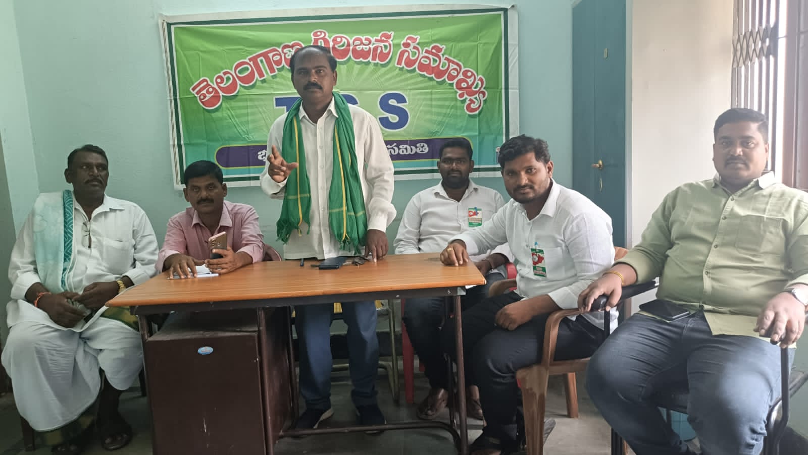 విష జ్వరాలు ప్రబలకుండా అధికారులు చర్యలు చేపట్టాలి