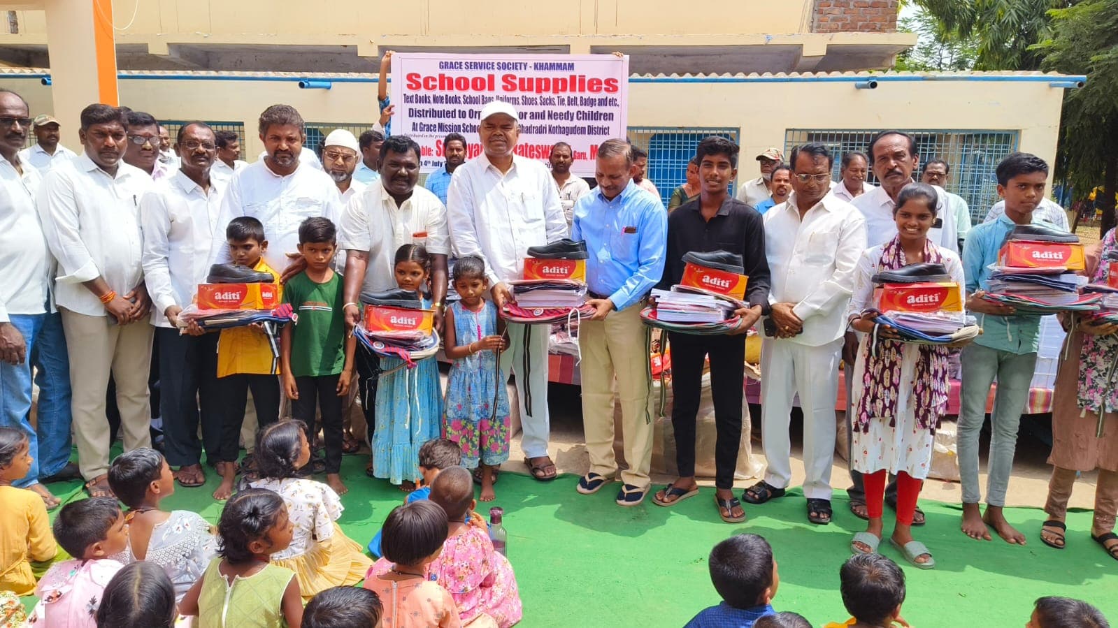 విద్యార్థులకు పుస్తకాలు, నోట్ బుక్స్, దుస్తులు, బ్యాగ్స్, షూస్ పంపిణీ చేసిన పాయం