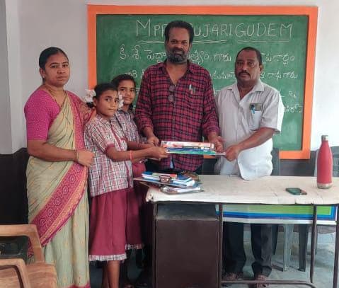 విద్యార్థులకు నోటుబుక్స్, బ్యాగులు అందజేత