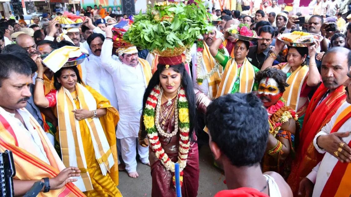 ప్రారంభమైన ఆషాఢ మాస బోనాల సందడి