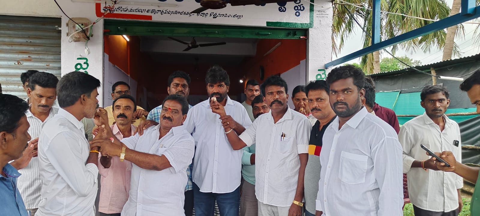 మువ్వా విజయ బాబుకు శుభాకాంక్షలు తెలిపిన మండల కాంగ్రెస్ నాయకులు