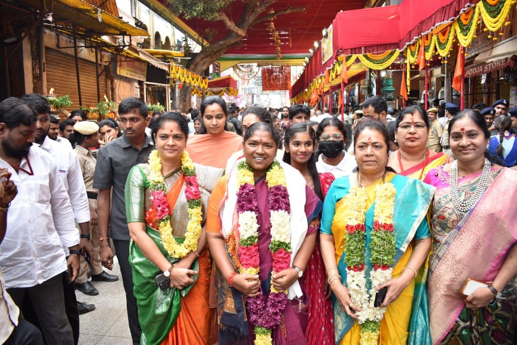 సికింద్రాబాద్ శ్రీ ఉజ్జయినీ మహంకాళీ అమ్మవారిని దర్శించుకున్న మంత్రి సీత‌క్క