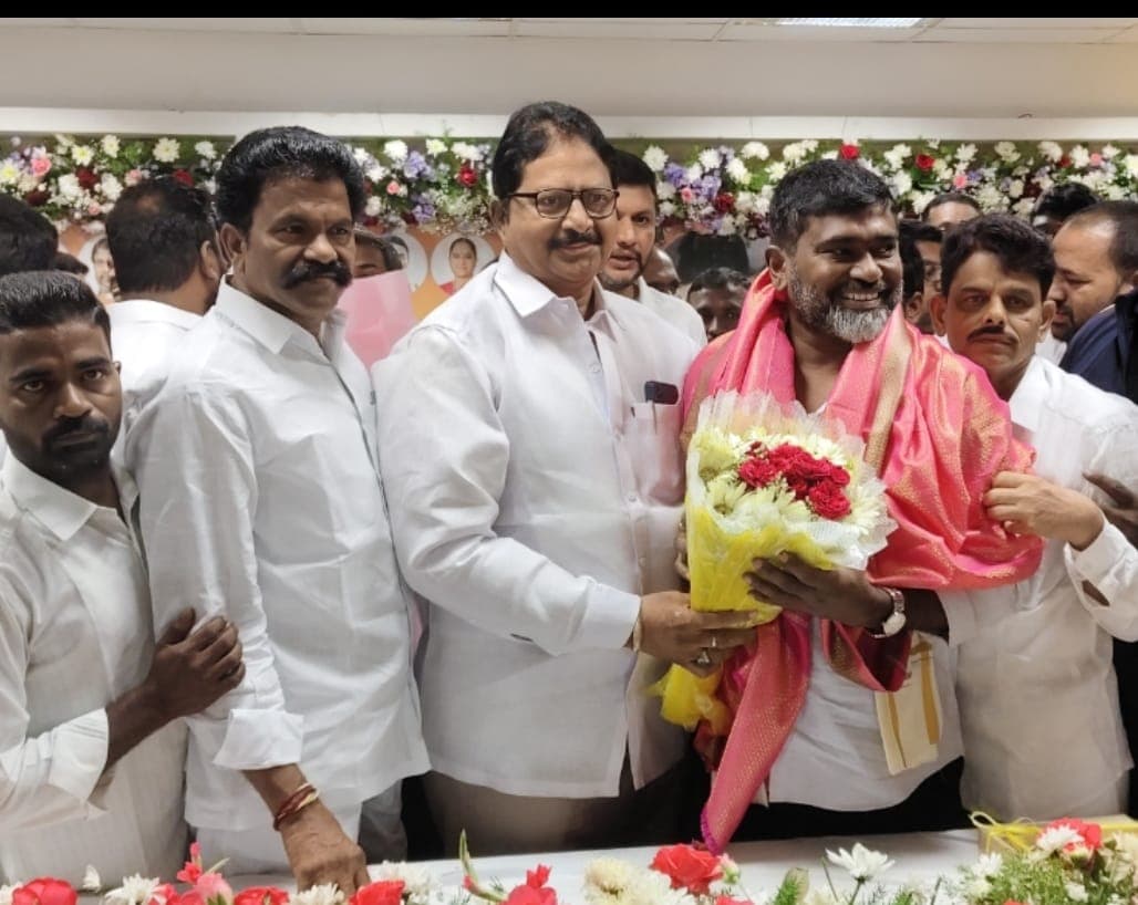 మువ్వాకు శుభాకాంక్షలు తెలిపిన కాంగ్రెస్ పార్టీ జిల్లా నాయకులు