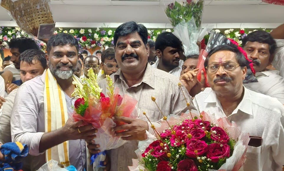 మువ్వాను అభినందించిన రాష్ట్ర మార్కెఫెడ్ డైరెక్టర్, డీసీఎంఎస్ చైర్మన్ కొత్వాల