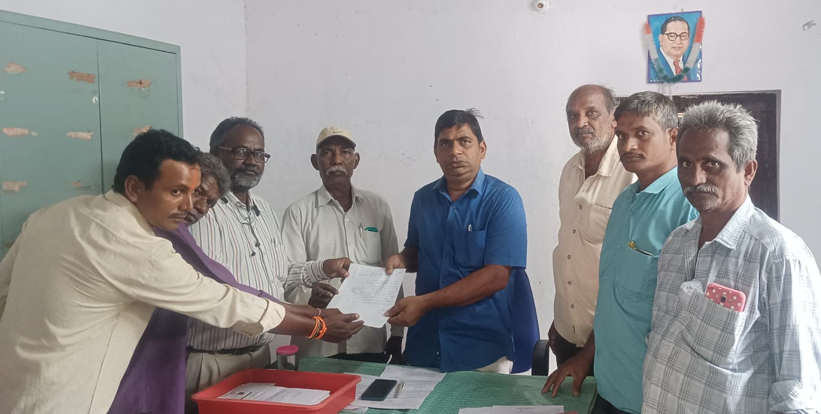 కార్మిక సమస్యలపై ఇల్లందు సహాయ కార్మిక శాఖ అధికారి కి వినతి పత్రం ఇచ్చిన సిఐటియు