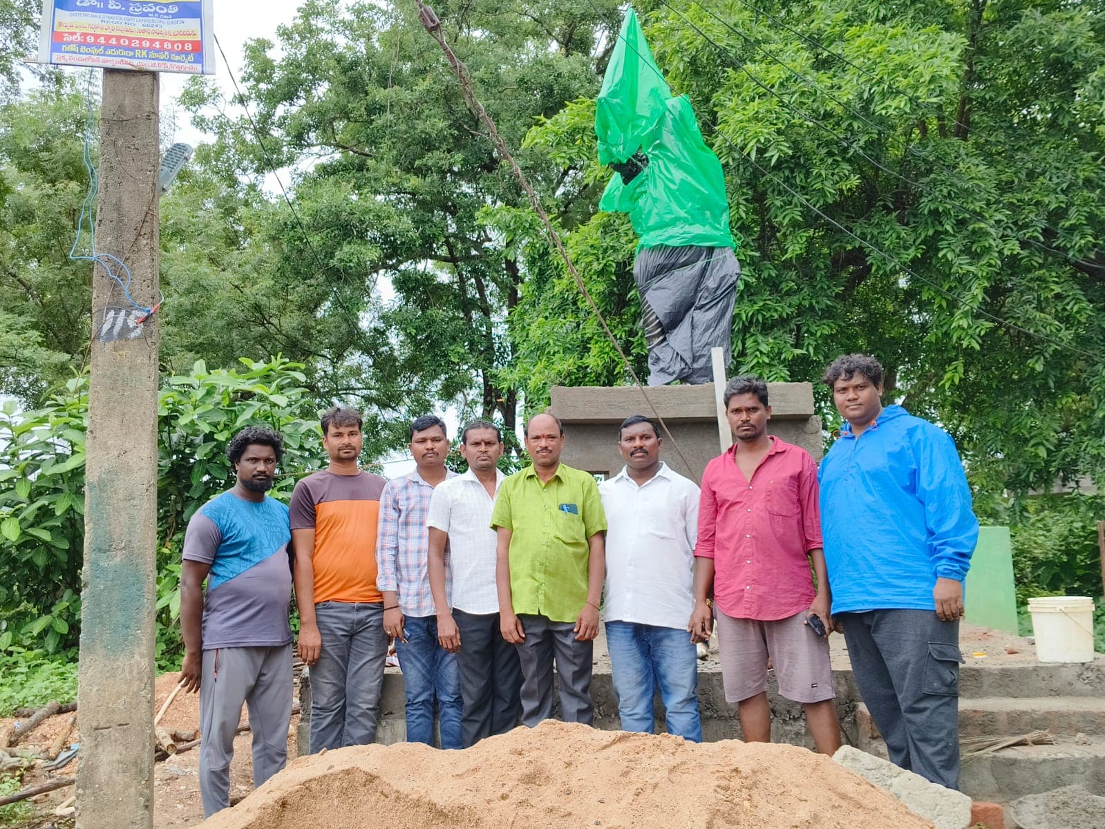 కొమరం భీమ్ విగ్రహావిష్కరణ నిర్మాణ పనులను పర్యవేక్షించినరాష్ట్ర జేఏసీ ఆదివాసి సంఘ నాయకులు