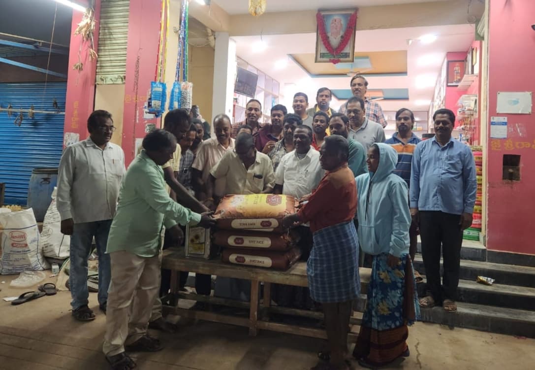 ఆర్యవైశ్య సంఘం ఆధ్వర్యంలో బియ్యం, వంట నూనె వితరణ