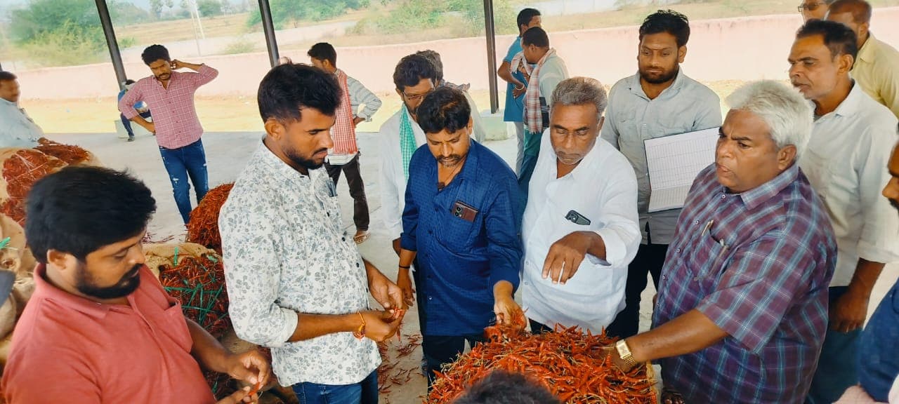 మిర్చి జెండా పాటను కైవసం చేసుకున్న శ్రీ యశ్వంత్ సాయి ట్రేడర్స్