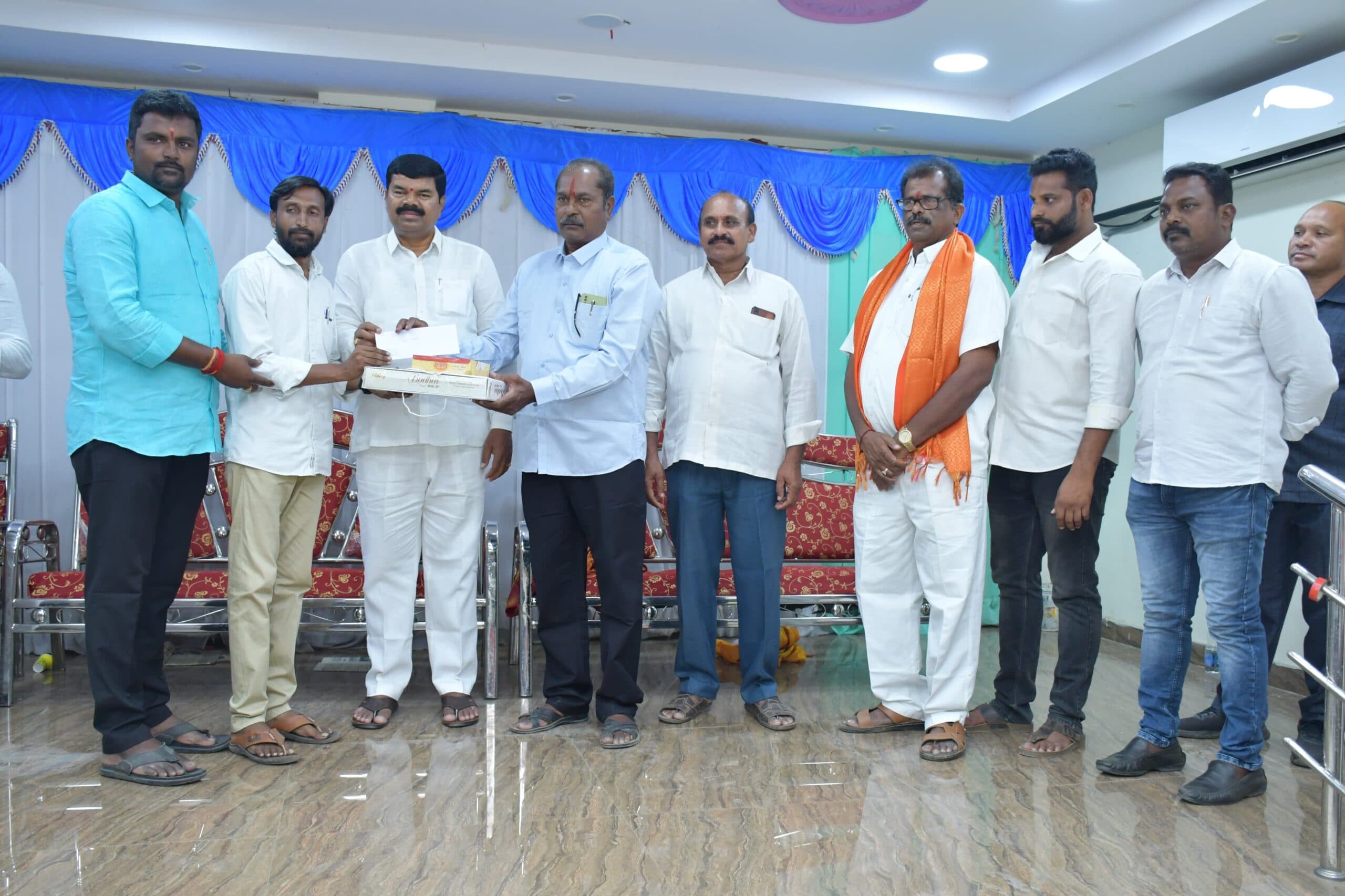 విలేకరులకు ఆరోగ్య భీమా పత్రాలు అందజేసిన ఎమ్మెల్యే పాయం