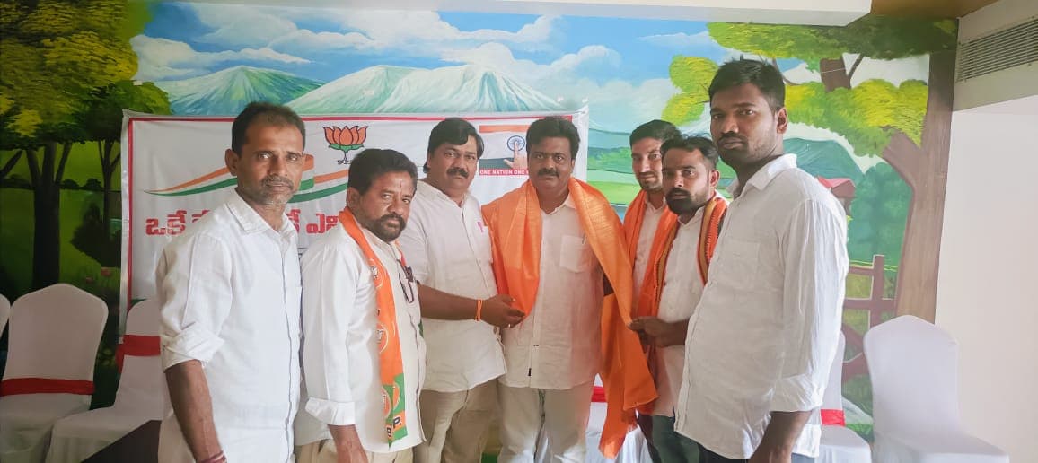 బీజేపీ నూతన అధ్యక్షుడు బైరెడ్డి ప్రభాకర్ రెడ్డిని కలిసిన గిరిజన ఉద్యోగుల సంఘ రాష్ట్ర అధ్యక్షులు
