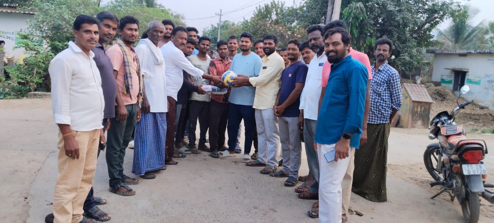 క్రీడాకారులకు వాలీబాల్ కిట్ల పంపిణీ