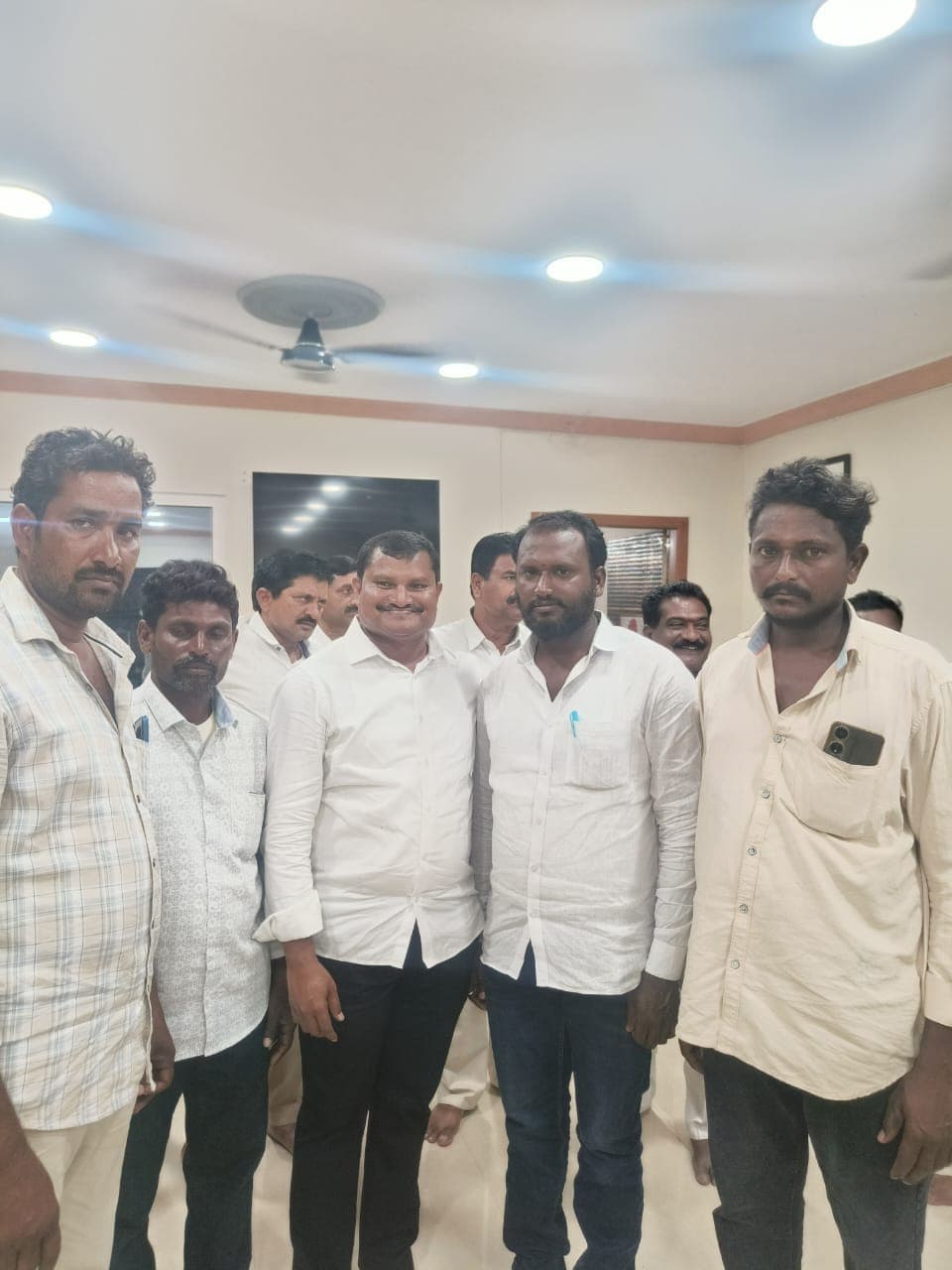 ఎమ్మెల్యేకు ఉగాది శుభాకాంక్షలు తెలిపిన గ్రామశాఖ అధ్యక్షులు