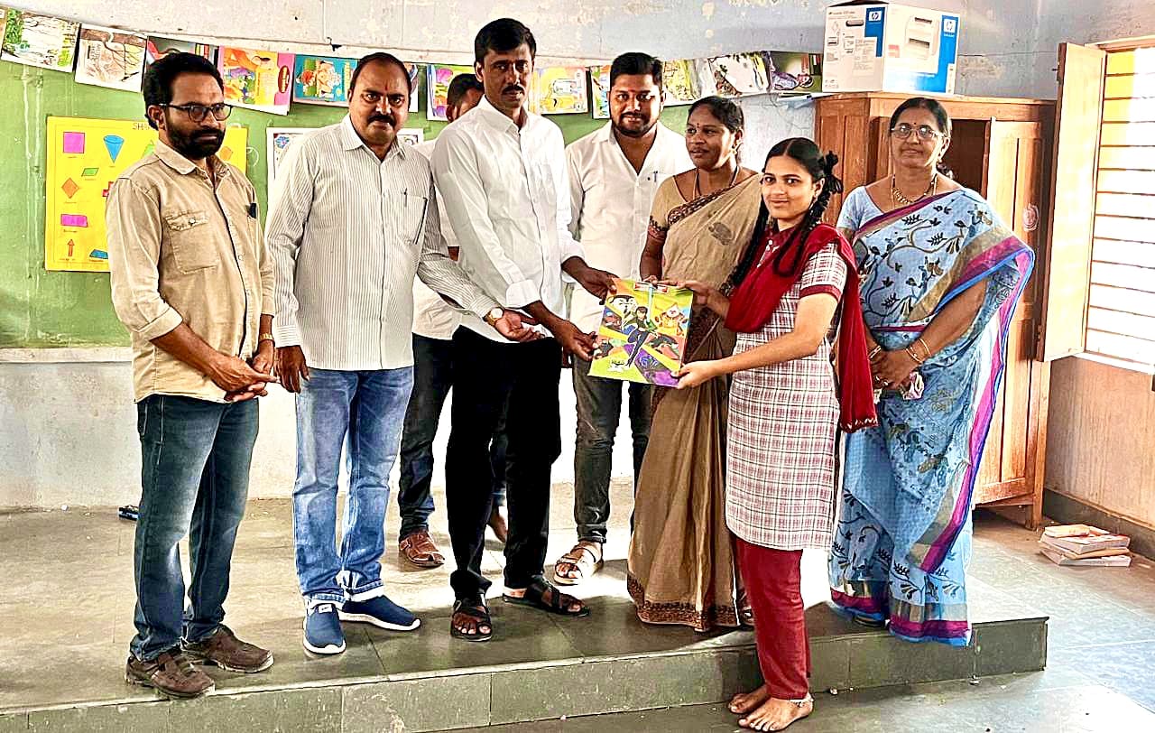 పి.ఎస్.ఆర్ యూత్ ఆధ్వర్యంలో పదవ తరగతి విద్యార్థినులకు ప్యాడ్స్, పెన్స్ పంపిణీ