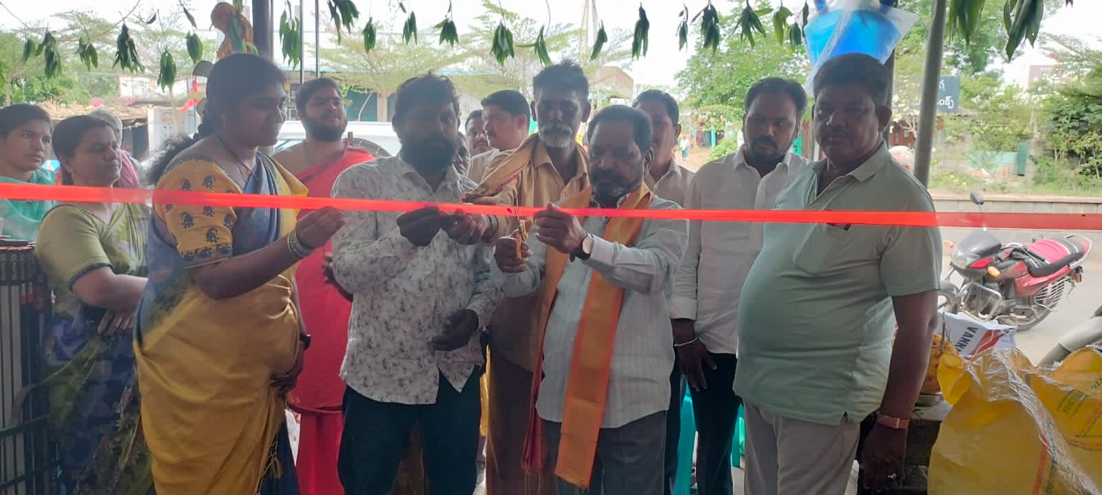 నూతన స్టీల్, ఎలక్ట్రికల్ దుకాణాన్ని ప్రారంభించిన ఎమ్మెల్యే కోరం