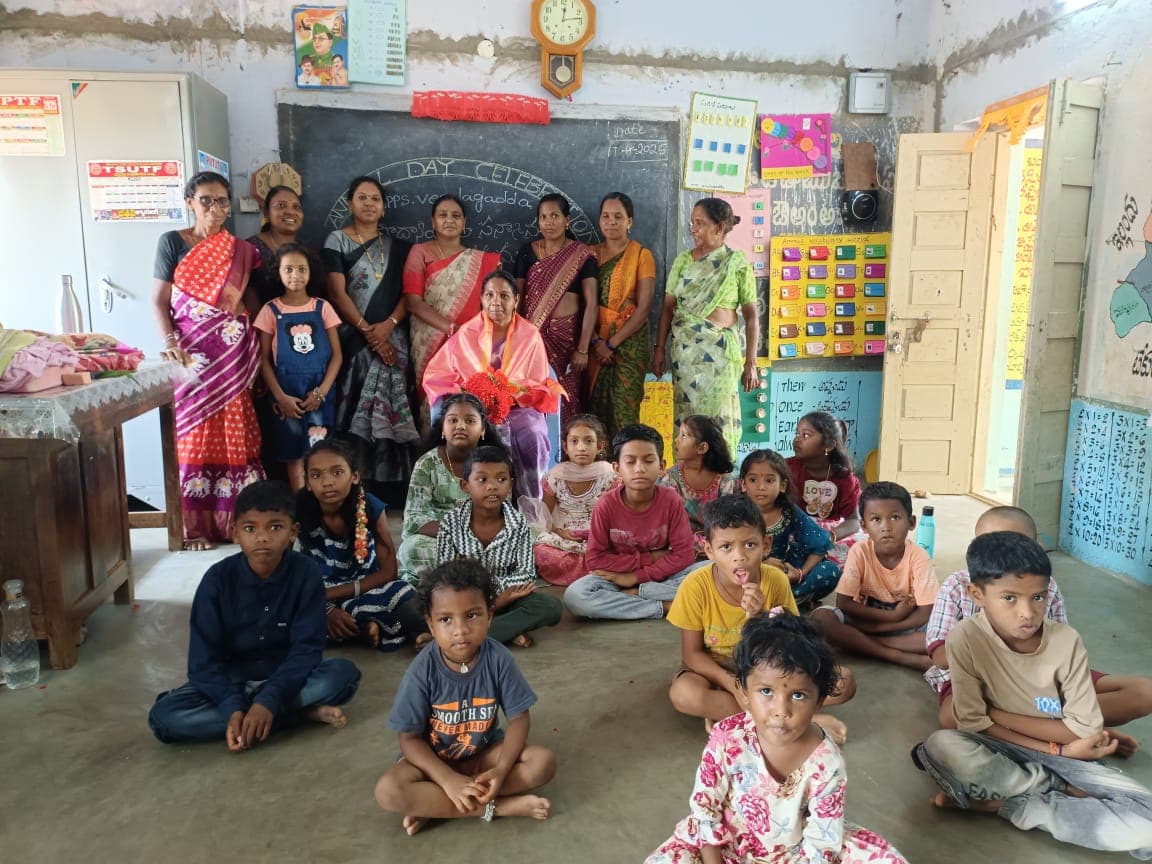 బదిలీపై వెళ్తున్న ఉపాధ్యాయురాలికి ఘన సన్మానం