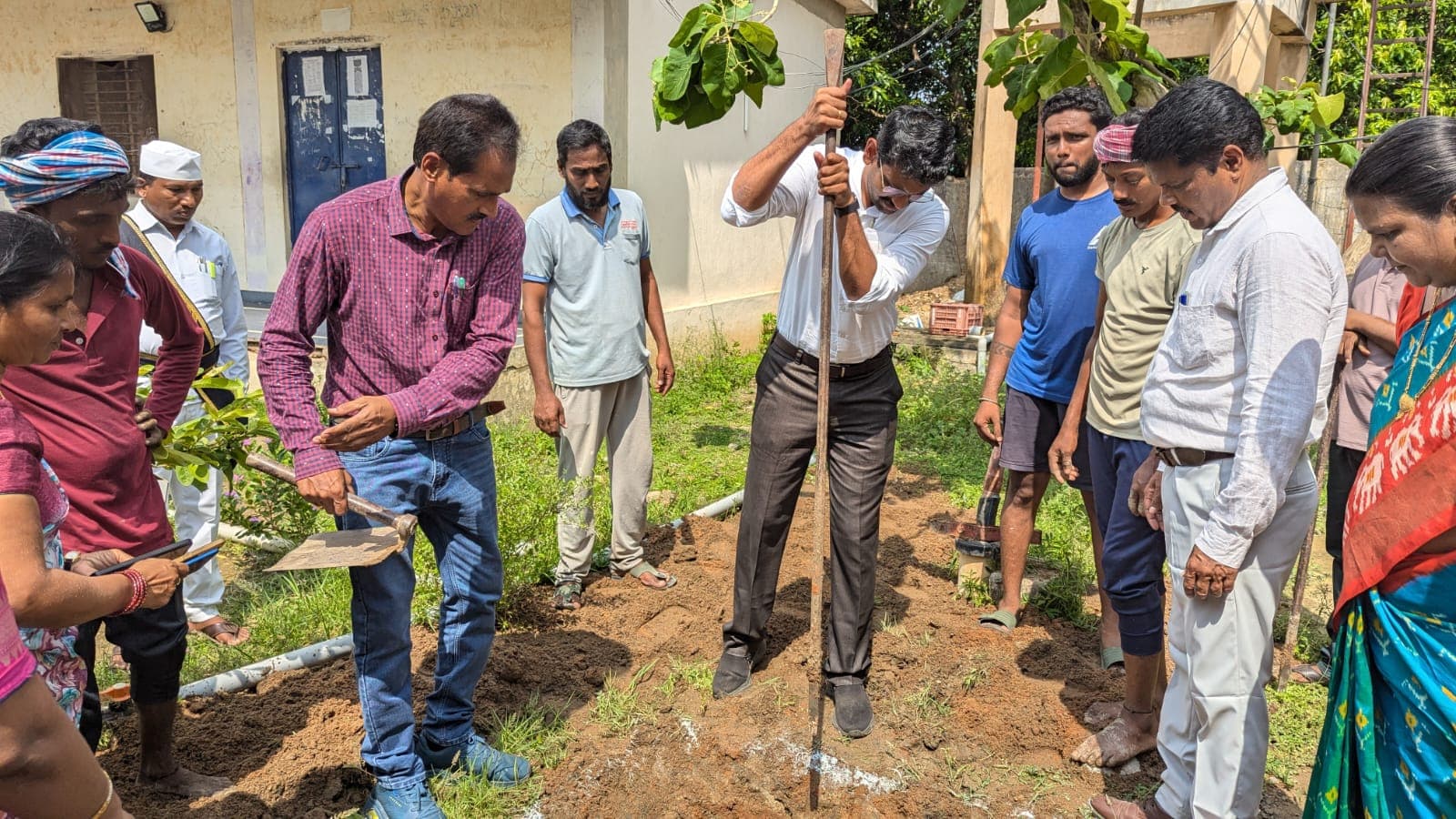 పలుగు, పార పట్టి ఇంకుడుగుంత తవ్విన కలెక్టర్