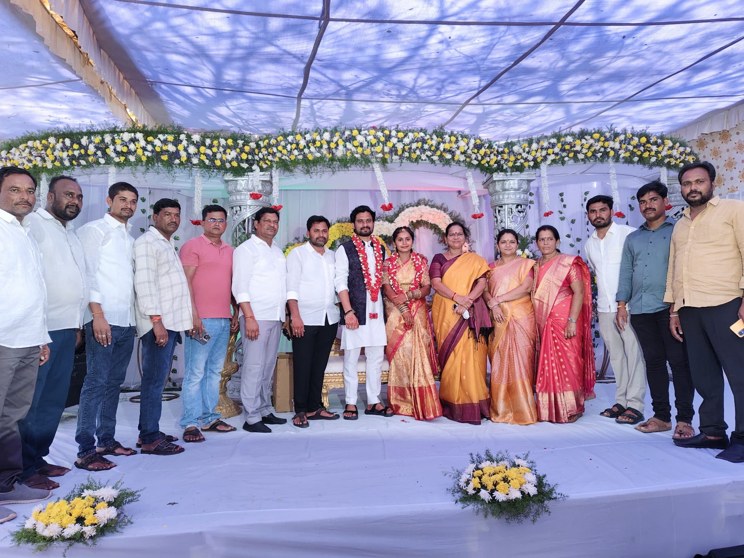 నూతన వధూ వరులను ఆశీర్వదించిన ఇల్లందు ఎమ్మెల్యే సతీమణి కోరం లక్ష్మి