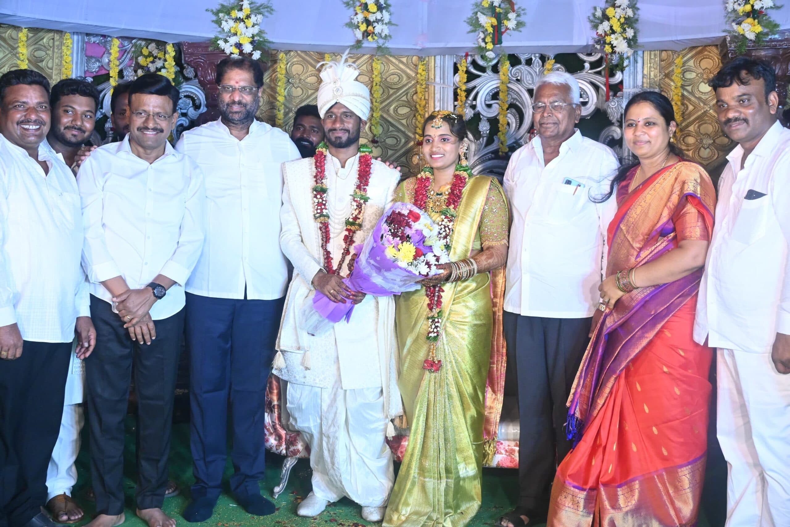 నూతన వధూవరులను ఆశీర్వదించిన బిఆర్ఎస్ ఎంపీలు