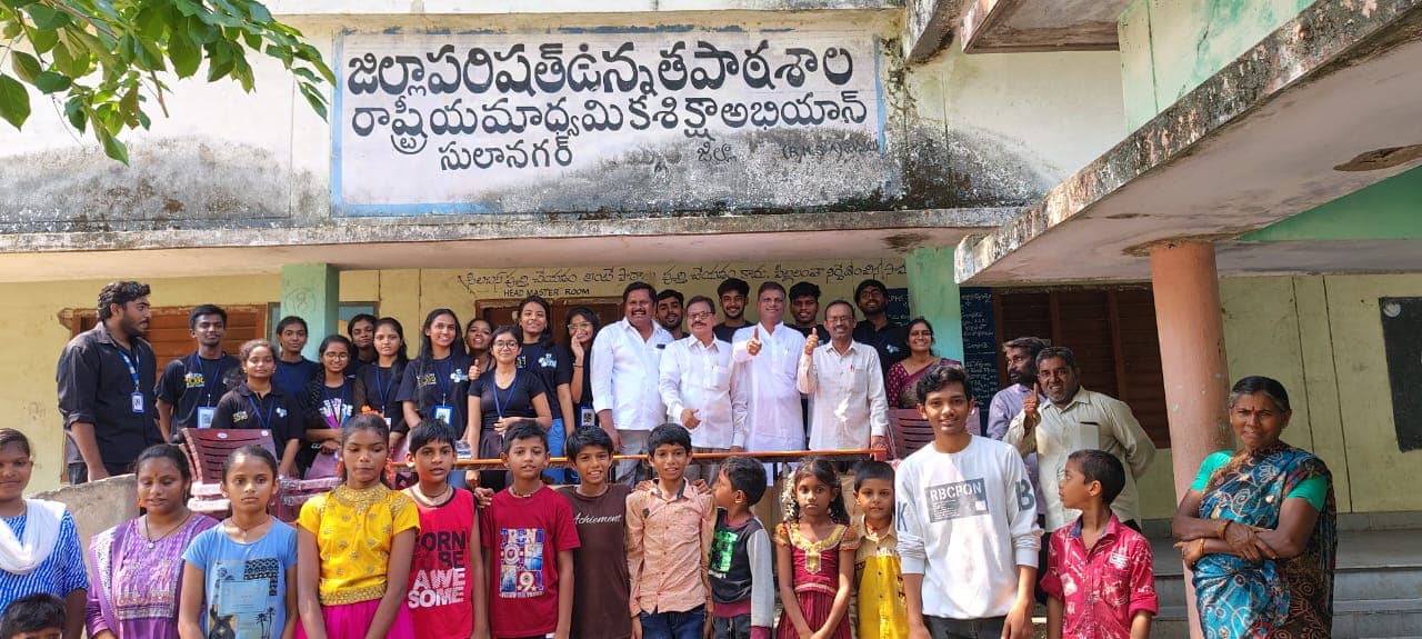 ప్రభుత్వ పాఠశాలలో ఫర్నిచర్, వాటర్ ట్యాంక్ పంపిణీ చేసిన స్ట్రీట్ కాస్ విద్యార్థులు