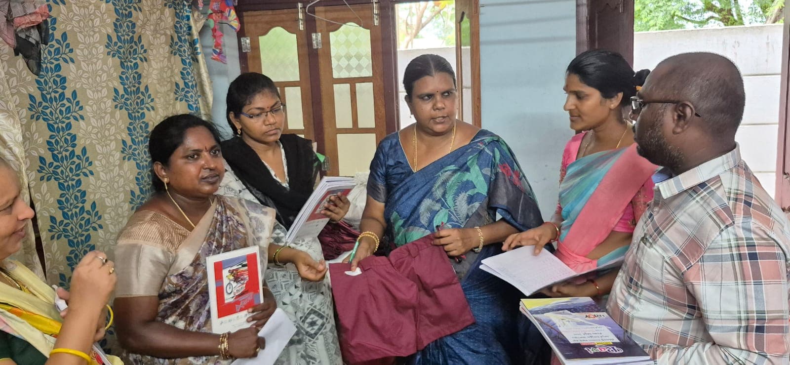 విద్యార్థుల యూనిఫామ్ త్వరితగతిన పూర్తి చేయాలి