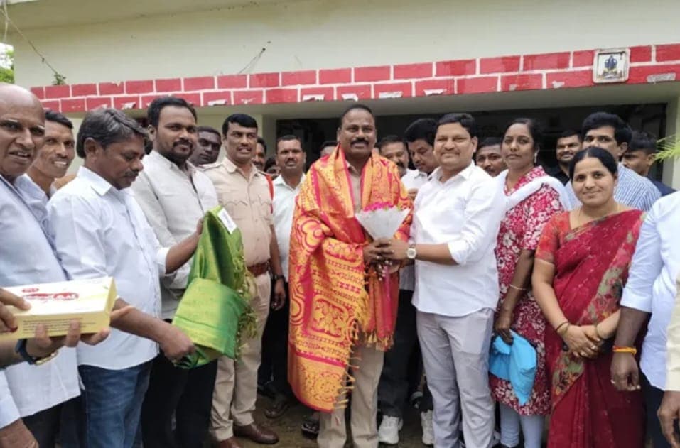 నూతన సీఐకి శుభాకాంక్షలు తెలిపిన కాంగ్రెస్ నాయకులు.