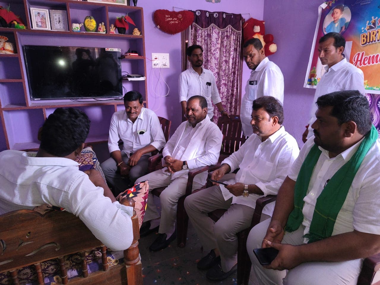 కార్యకర్తను పరామర్శించి, ఆర్థిక సహాయం చేసిన కోరం