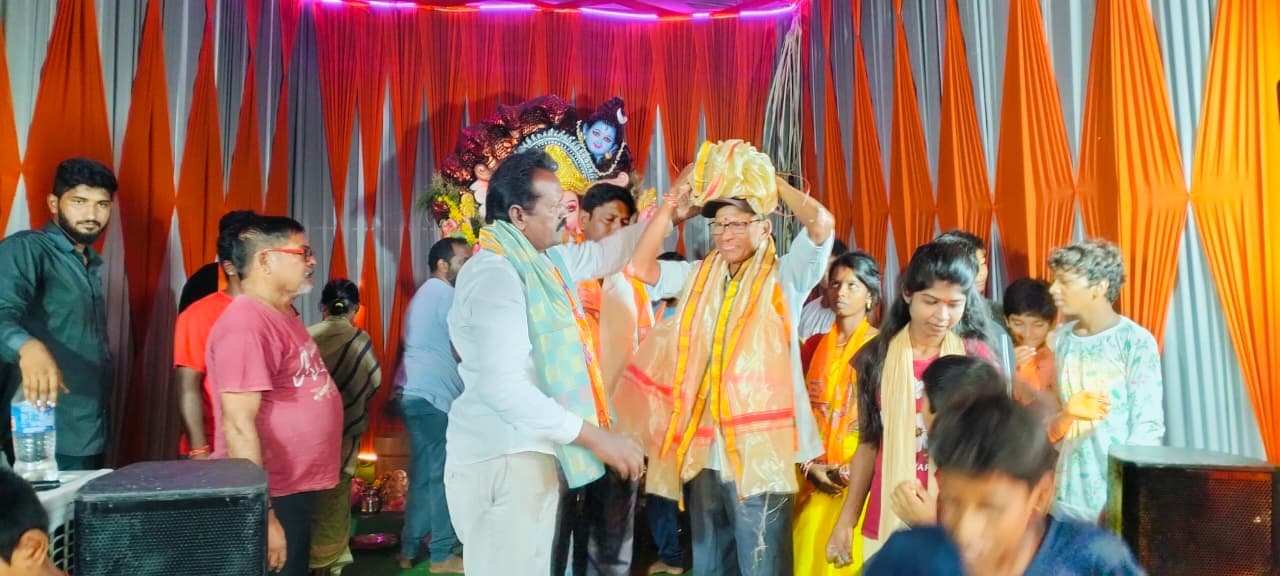 వేలంలో గణేష్ లడ్డు గెల్చుకున్న ముస్లిం కుటుంబం
