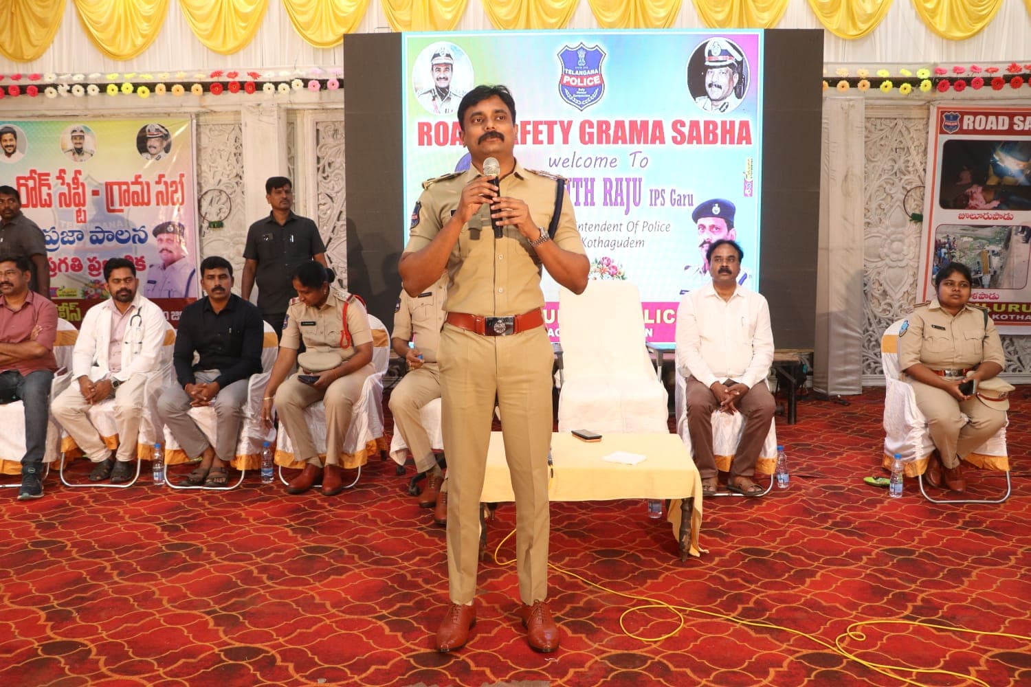 ప్రతి ఒక్కరూ రోడ్డు భద్రతా నియమాలను తప్పనిసరిగా పాటించాలి