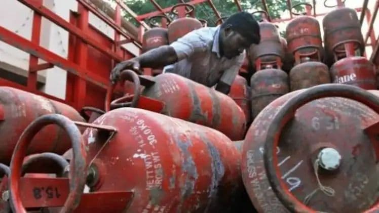 గ్యాస్ సిలిండర్లపై భారీ ఊరట