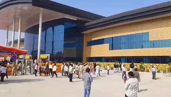 కిటకిటలాడుతున్న చర్లపల్లి రైల్వే స్టేషన్