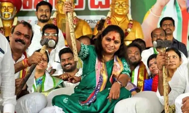 హైకోర్టు ఆదేశాలతో కవిత దీక్ష విరమణ