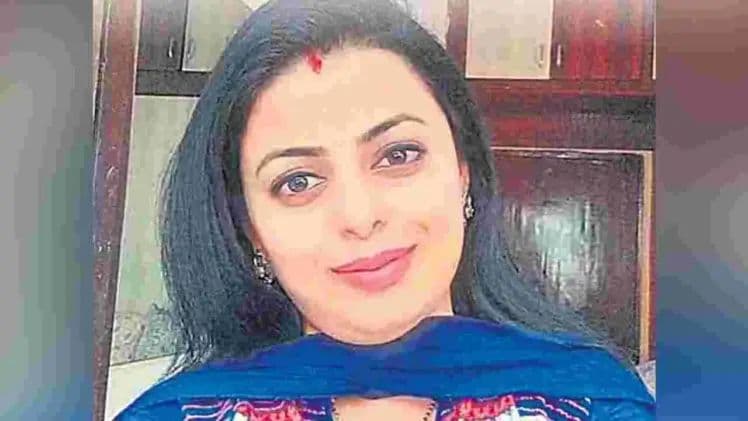 నాలుగో అంతస్తు కిటికీలోంచి దూకి..