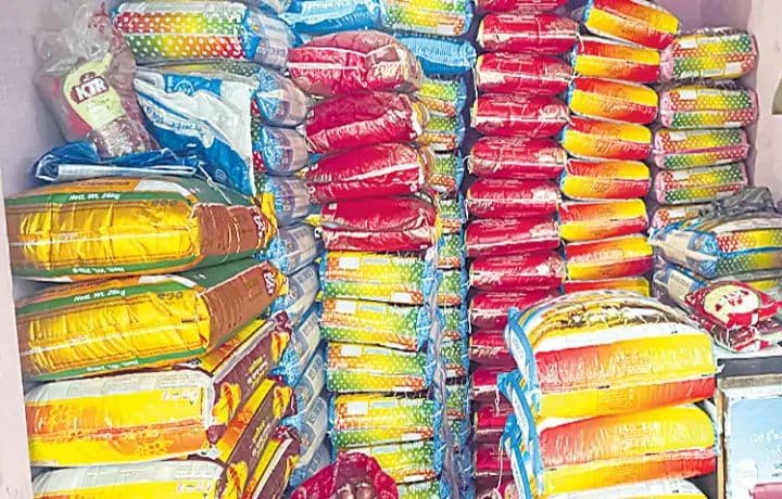 తగ్గుతున్న సన్నబియ్యం ధరలు