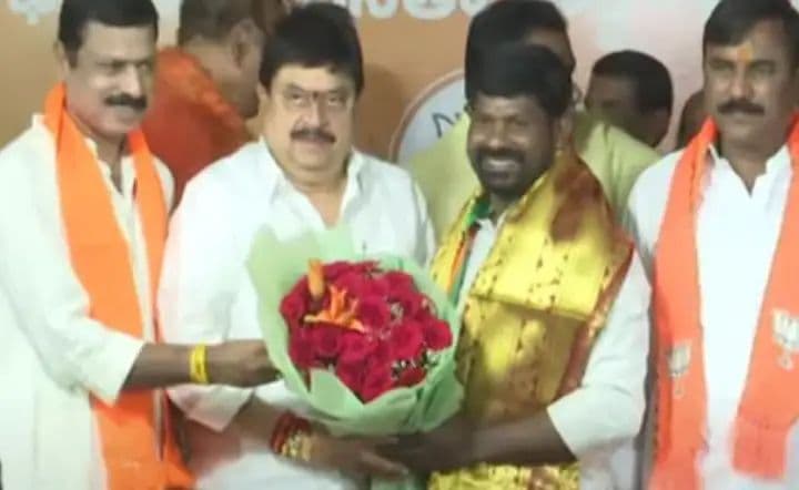 బీజేపీలో చేరిన మాజీ ఎమ్మెల్యే గువ్వల బాలరాజు