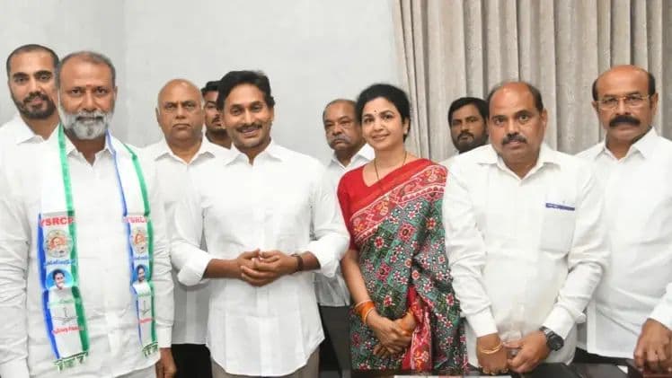 వైసీపీలోకి కర్నూలు టీడీపీ, బీజేపీ కీలక నేతలు..!