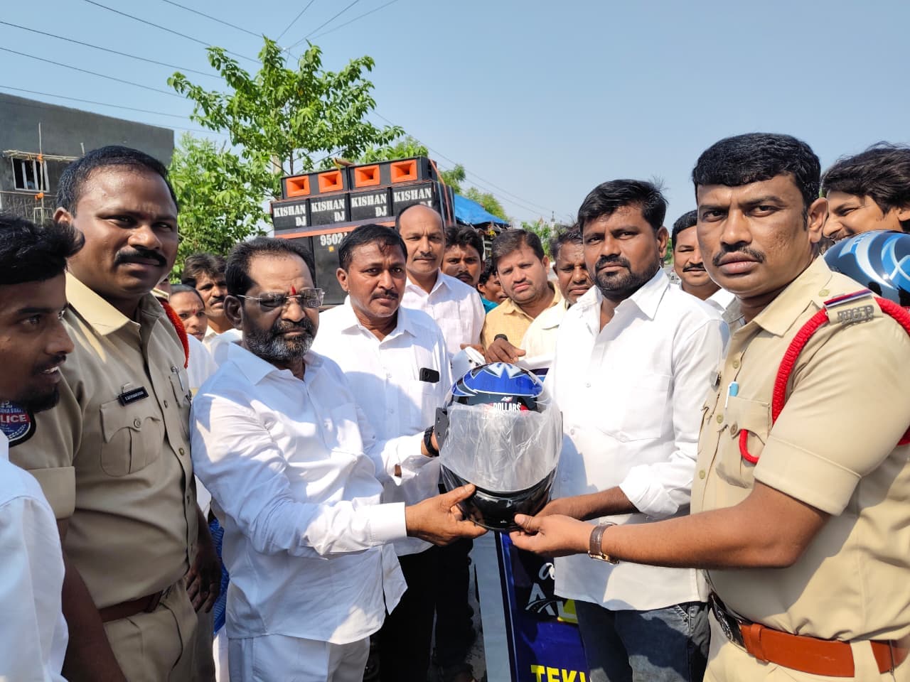 ప్రతి ఒక్కరు హెల్మెట్ ధరించాలి